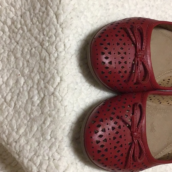 RED HUSH PUPPIE FLATS  7 - Picture 2 of 8